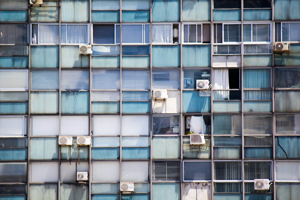 Fachada com aparelhos de ar
