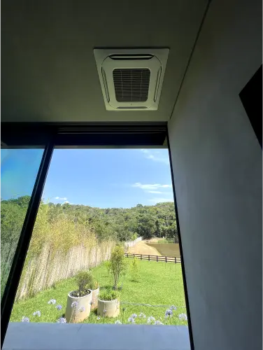 Cassete em sala com vista para a mata